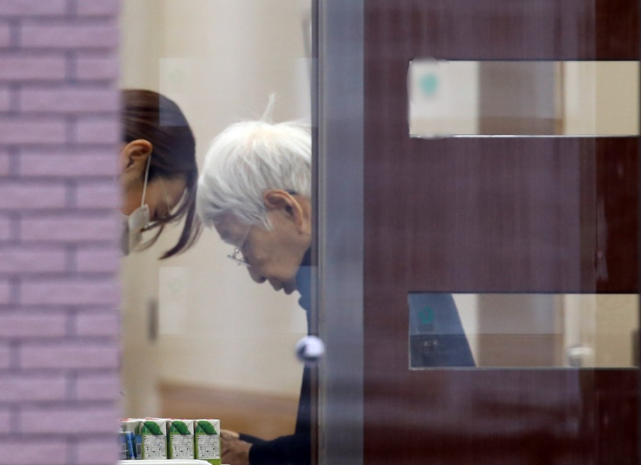 건강보험공단은 전문요양실 시범사업을 진행 중이다. 이 사업은 요양시설 내 병동 단위로 간호서비스가 필요한 장기요양 1~4등급 입소자에게 간호사 또는 간호조무사가 전문적인 간호서비스를 제공하여 요양과 건강관리를 통합적으로 제공하는 것을 목표로 한다. /연합뉴스