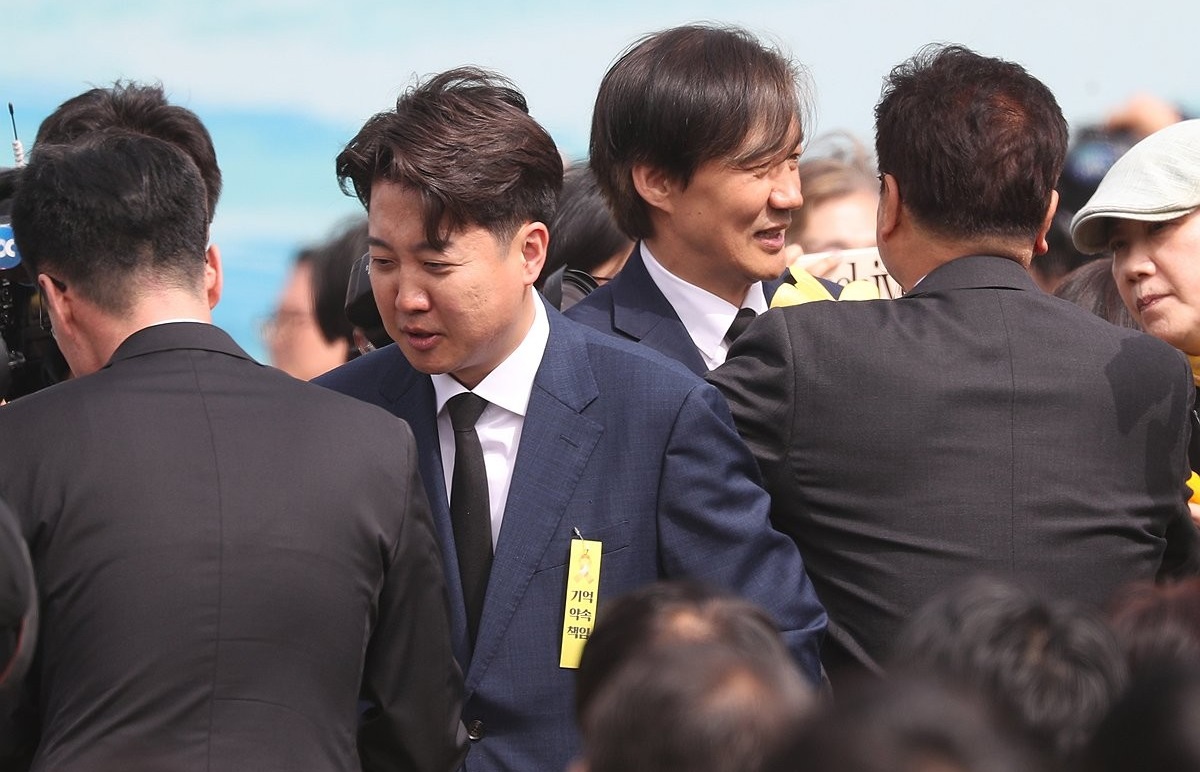 이준석 개혁신당 대표와 조국 조국혁신당 대표가 지난달 16일 경기 안산시 단원구 화랑유원지에서 열린 '세월호 참사 10주기 기억식'에서 내빈들과 인사를 나누고 있다. /연합뉴스