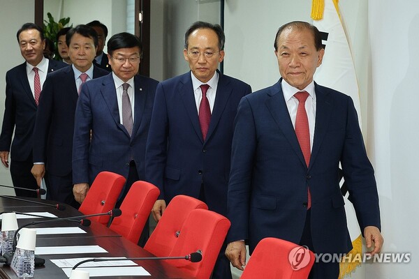 국민의힘 황우여 비상대책위원장(오른쪽)과 추경호 원내대표가 13일 오후 서울 여의도 국민의힘 당사에서 열린 비상대책위원회 회의에 참석하고 있다. /연합뉴스