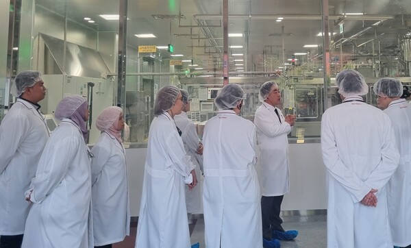 아프라스 관계자들이 조찬기 KGC 원주공장장(우측에서 3번째)으로부터 제조시설에 대한 설명을 듣고있는 모습 /KGC인삼공사