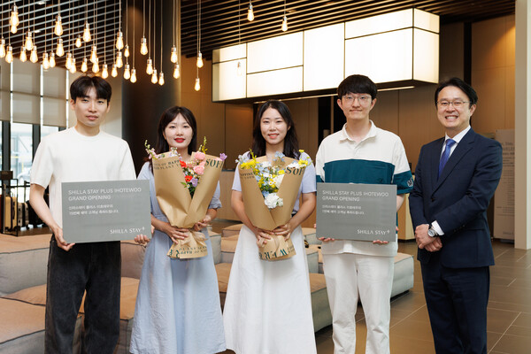 신라스테이 플러스 이호테우가 그랜드 오픈을 기념해 첫 번째와 열다섯 번째로 예약한 고객에게 풍성한 선물을 증정하는 ‘그랜드 오픈 환영 세레모니’를 진행했다. /호텔신라