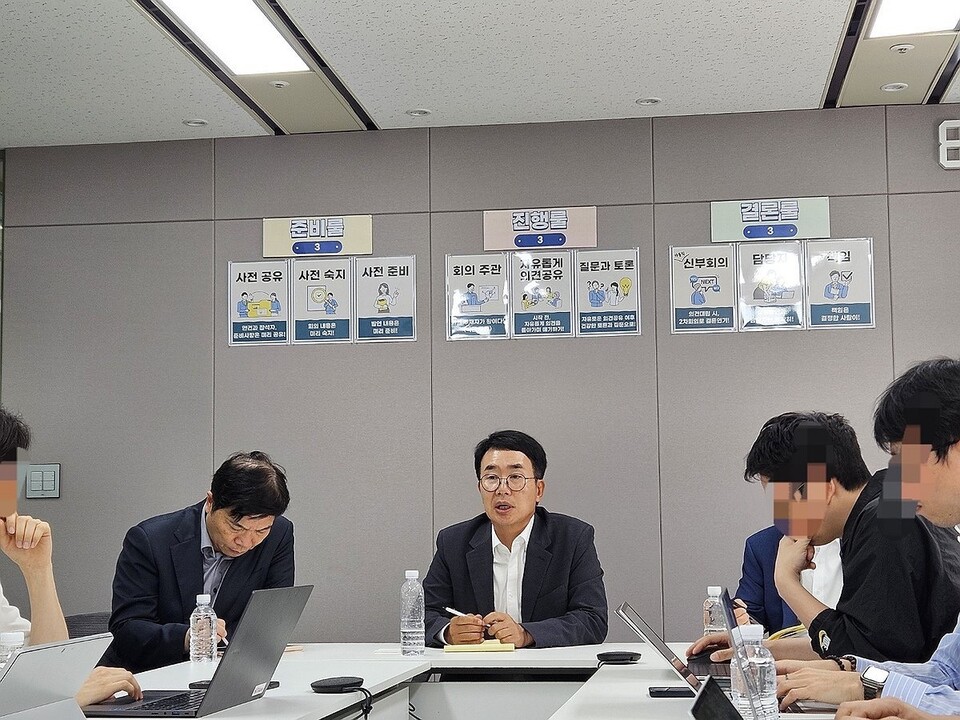 17일 서울 강남구 KT선릉타워에서 열린 기자 간담회에서 진양곤 HLB 회장(가운데)이 발언하고 있다. /연합뉴스