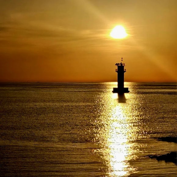 빛이 사그라지는 석양과 불을 밝히기 시작하는 등대 /사진=한익종