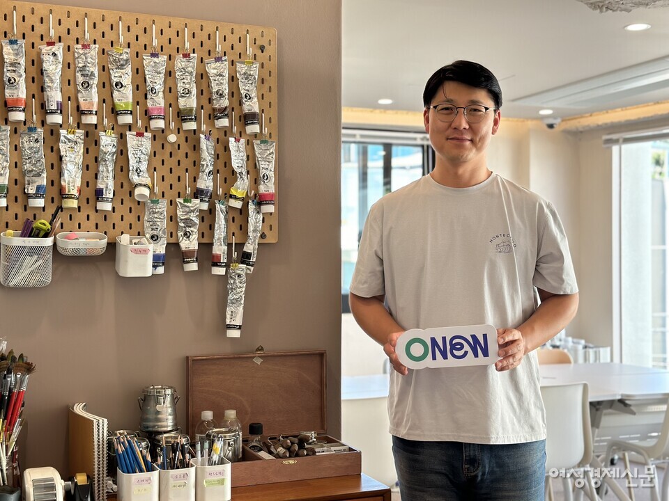 김한규 로쉬코리아 콘텐츠팀 매니저를 20일 여성경제신문이 오뉴 북촌점에서 만났다. 사진 촬영 장소는 오뉴 북촌점 3층에 있는 미술 드로잉 클래스 수강반이다. /김정수 기자