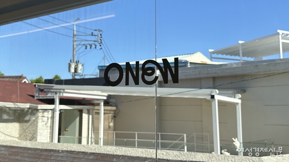 마치 놀이공원을 연상시키는 5070만의 놀이터 오뉴 북촌점이 최근 새로 리뉴얼됐다. 드로잉‧클래식 음악‧사진 촬영 등 7개 카테고리 별로 총 120여 개 프로그램이 마련됐다. 오뉴 웹페이지에서 자신이 원하는 프로그램별로 시간권‧정기권 티켓 구매 후 오프라인 공간 '북촌점'으로 방문하는 식이다. /김정수 기자