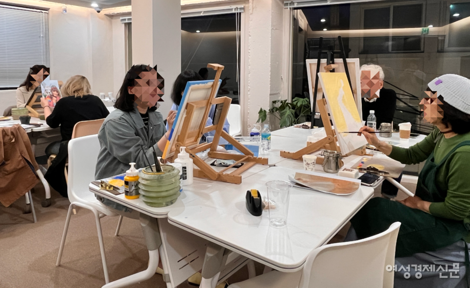 오뉴 북촌점 3층에서 미술 드로잉 저녁반 수업이 진행 중이다. /로쉬코리아