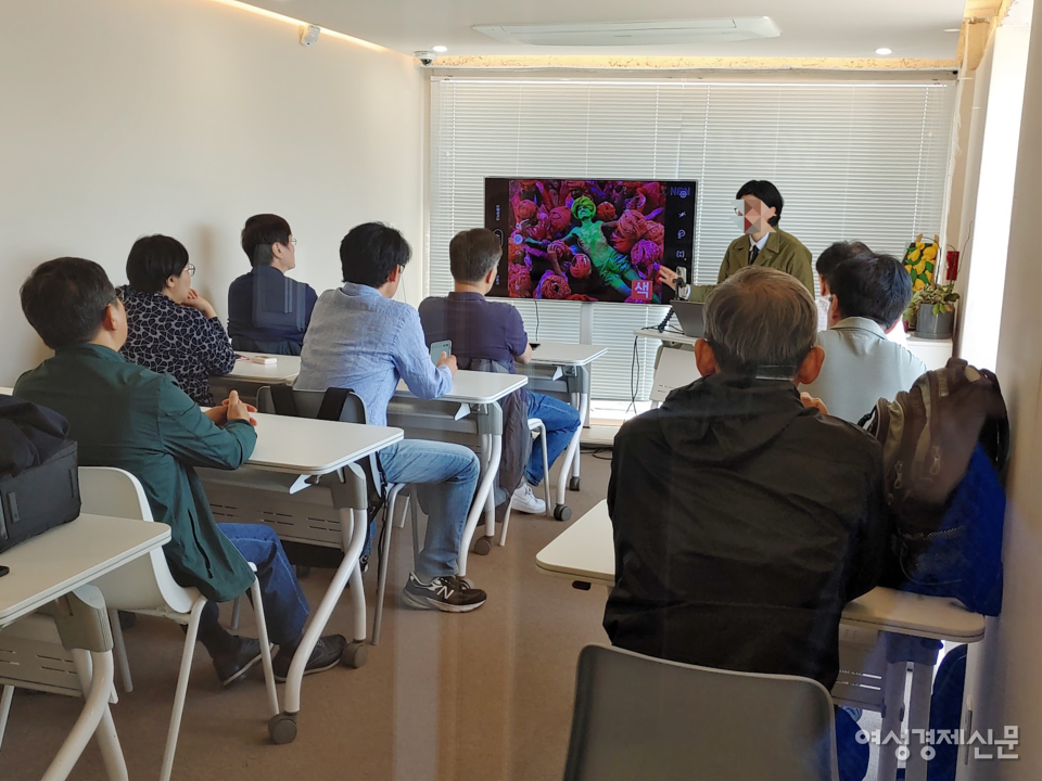 오뉴 북촌점 3층에서 스마트폰 사진 촬영 배우기 수업이 진행 중이다. /로쉬코리아