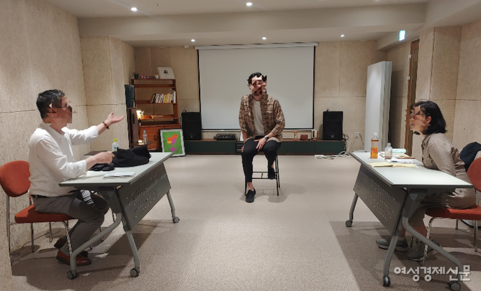 오뉴 북촌점 지하 1층에서 감정 낭독 클래스가 진행 중이다. /로쉬코리아