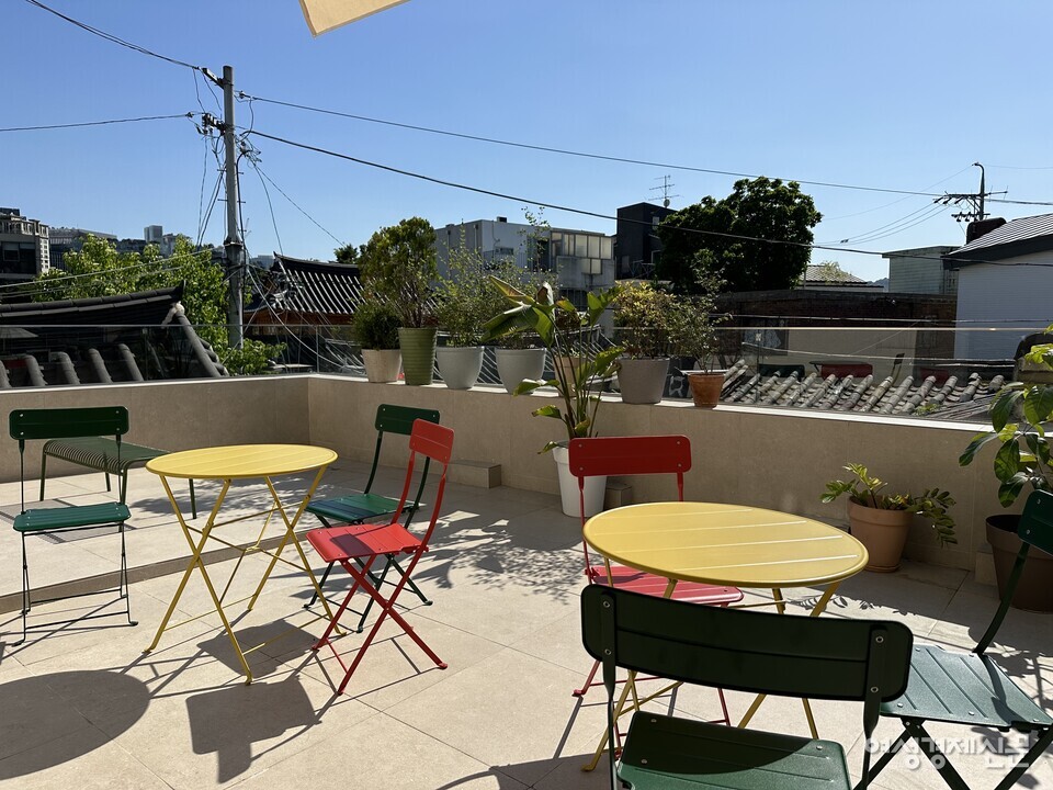 오뉴 북촌점 옥상에 마련된 테라스 공간 /김정수 기자