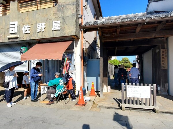 사진 왼쪽은 뱃놀이 티켓을 팔고 있는 모습. 오른쪽은 이노 타다다카 고택 입구. 고택 앞에서 배를 탄다. /사진=양은심