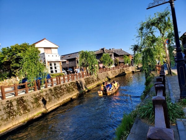 마을 사이로 흐르는 강을 따라 관광용 보트가 다닌다. /사진=양은심