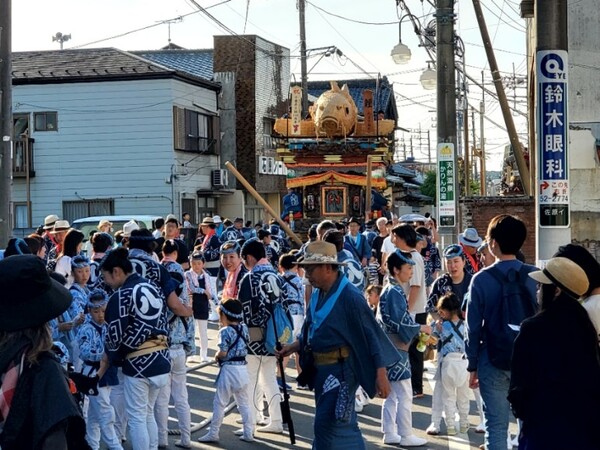 돌아오는 길에 맞닥뜨린 마쓰리 행렬. 일본의 여름을 장식하는 풍물이다. 미코시(神輿)를 중심으로 남녀노소가 하나가 되어 즐긴다. /사진=양은심