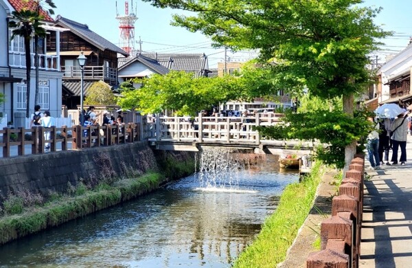 용수로가 관광 자원이 되고 물길이었던 용수로 다리는 사람들이 건너다니는 길이 되었다. /사진=양은심