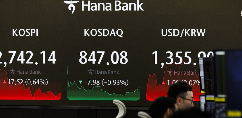 코스피와 코스닥의 등락세가 엇갈린 20일 오후 서울 중구 하나은행 딜링룸의 화면에 이날 코스피, 코스닥지수의 종가와 원/달러 환율이 표시돼 있다. /연합뉴스