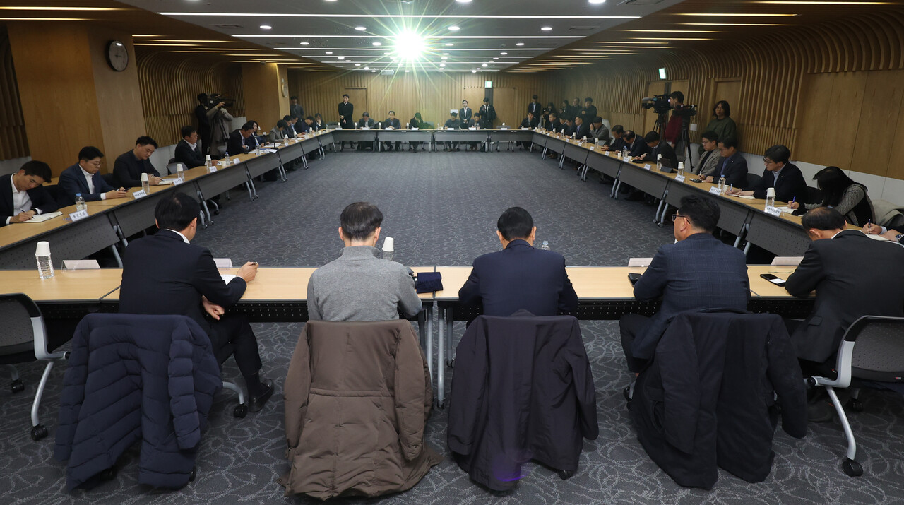 새 국제회계기준인 IFRS 17 도입으로 보험사의 실적 부풀리기 논란이 끊이지 않는다. 기존의 IFRS 4 적용 당시에는 현재 자산에 대한 시가만 평가해 수익성을 셈하던 것을 부채에 대한 시가 즉 미실현이익까지 반영하면서 문제가 발생하고 있다. 사진은 지난해 11월 28일 열린 보험회사 내부통제 강화를 위한 감사·준법감시인 간담회. /연합뉴스