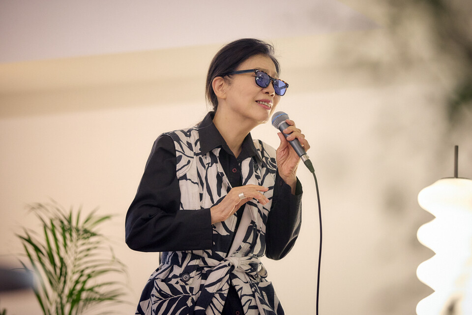 가수 정미조가 지난 16일 '오뉴 스테이지_정미조' 뮤직 토크쇼에서 열창하고 있다. /로쉬코리아