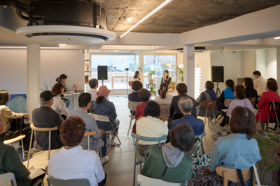 지난 16일 오뉴 북촌점에서 진행된 '오뉴 스테이지_ 정미조' 뮤직 토크쇼 행사 전경 /로쉬코리아