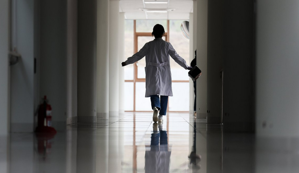 의정갈등이 계속되고 있던 지난 4월 11일 대구 한 대학병원에서 의료관계자가 스트레칭하며 이동하고 있다. /연합뉴스