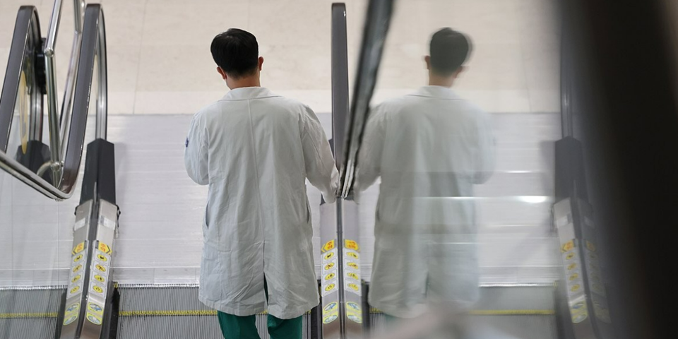 의대증원을 둘러싼 정부와 의료계의 갈등이 석 달째를 맞은 가운데 지난 19일 오전 서울 시내 한 대학병원에서 의료 관계자가 이동하고 있다. /연합뉴스