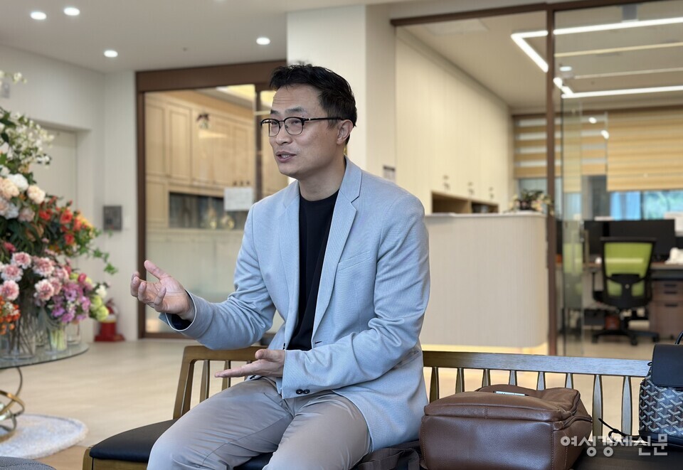 21일 여성경제신문이 케어닥 케어홈 시흥배곧점에서 이선엽 주거사업본부 본부장을 만나 자세한 이야기를 나눠봤다. 사진 촬영 장소는 1관 케어형 실버타운 로비 /김정수 기자