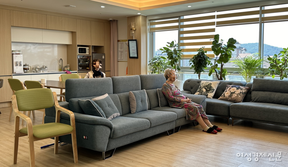 케어닥 케어홈 1관 공용거실에서 입주 어르신들이 휴식을 취하고 있다. /김정수 기자