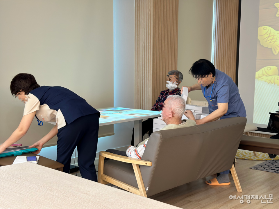 케어닥 케어홈 1관 프로그램실에서 어르신들과 케어 코디가 다양한 프로그램을 진행하고 있다. /김정수 기자