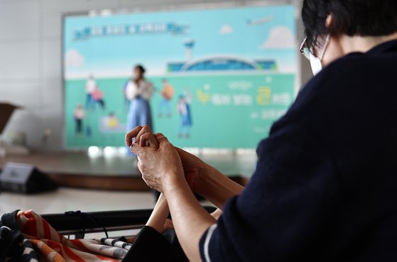 지난해 5월 오후 김포공항 국내선에서 열린 '김장훈의 중증장애인을 위한 누워서 보는 콘서트'에서 참석자들이 공연을 즐기고 있다. /연합뉴스