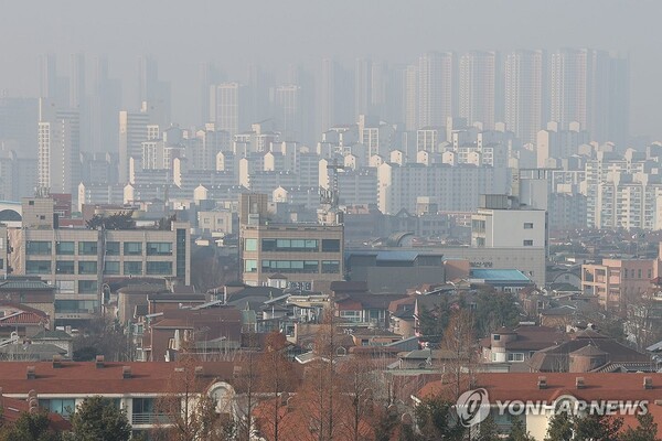 1일 경기도 고양시 일산 일대에서 1기 신도시 건축물이 킨텍스 인근에 최근 들어선 건축물(상단부)과 높이 차이가 나는 모습 /연합뉴스