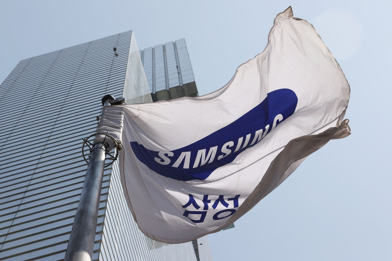 지난 21일 삼성전자는 전영현 부회장과 경계현 사장의 보직을 맞바꾸는 인사를 단행했다. DS부문장이었던 경 사장은 미래사업기획단장 겸 SAIT 원장으로, 본래 미래사업기획단장이었던 전 부회장은 DS부문장이 됐다. /연합뉴스