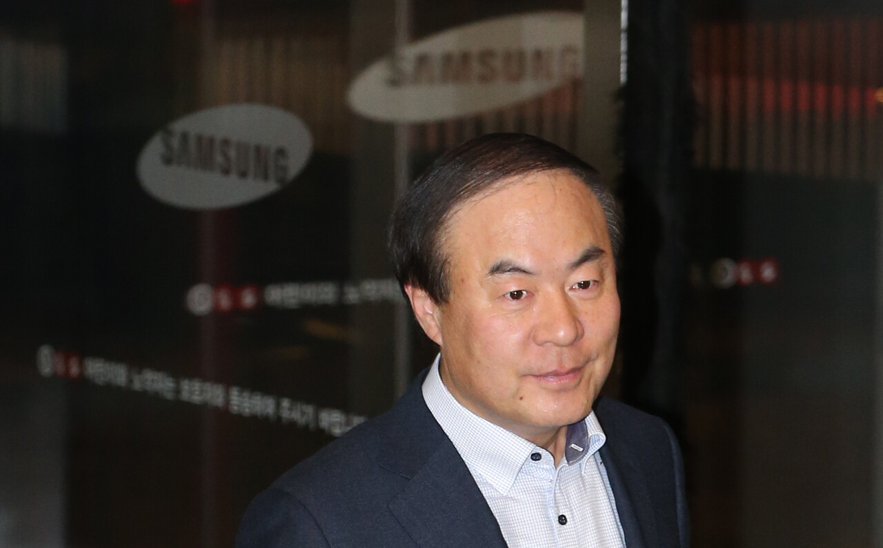 위기의 삼성 반도체를 극복할 구원투수 전영현 삼성전자 디바이스솔루션(DS) 부문장에게 반도체 수출 순풍이 불 것으로 예상된다. 한국의 수출 모멘텀이 여전히 견고하다고 전망한 주요 IB들이 이에 대한 근거로 반도체 가격 상승에 따른 수출 물량 개선을 손꼽기 때문이다. /연합뉴스