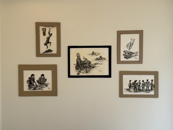 서점 안에는 한 작가의 <발룬티코노미스트>도서와 함께 작품 11점을 전시 중이다.