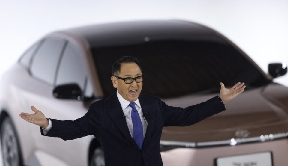 전기차 배터리에 관해 설명하는 도요다 아키오 도요타 사장 /AFP 연합뉴스