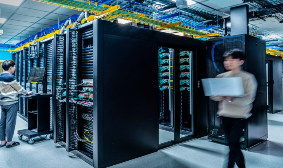 AI 활용이 중요해지는 가운데 SKT는 2021년부터 슈퍼컴퓨터를 구축해 자체 운영하고 있으며 NVIDIA A100 GPU 1040개로 증설하기도 했다. /SK그룹