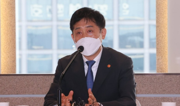 2022년 7월 정부는 금산분리 규제를 재검토하기 시작했다. 김주현 금융위원장은 "금융산업을 지배하고 있는 어떤 고정관념에도 권위를 부여하지 않고 근본부터 의심해 금융규제의 새로운 판을 짜겠다"고 말했다. /연합뉴스