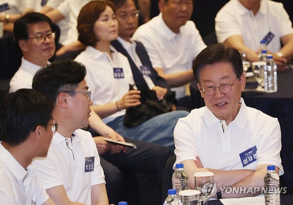 22일 충남 스플라스리솜에서 열린 제22대 국회 더불어민주당 당선인 워크숍에서 이재명 대표와 박찬대 원내대표가 대화하고 있다. /연합뉴스