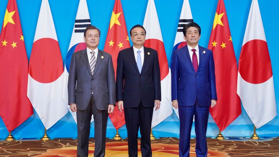 문재인(왼쪽부터) 대통령과 리커창 중국 총리, 아베 신조 일본 총리가 지난 2019년 12월 24일 쓰촨성 청두에서 열린 3국 정상회의에 앞서 기념촬영을 하고 있다. /연합뉴스