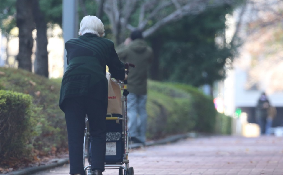 나이 들면 서서히 느려지는 걸음 속도는 곧 몸에 이상이 생겼음을 나타내는 신호일 수 있다. /연합뉴스