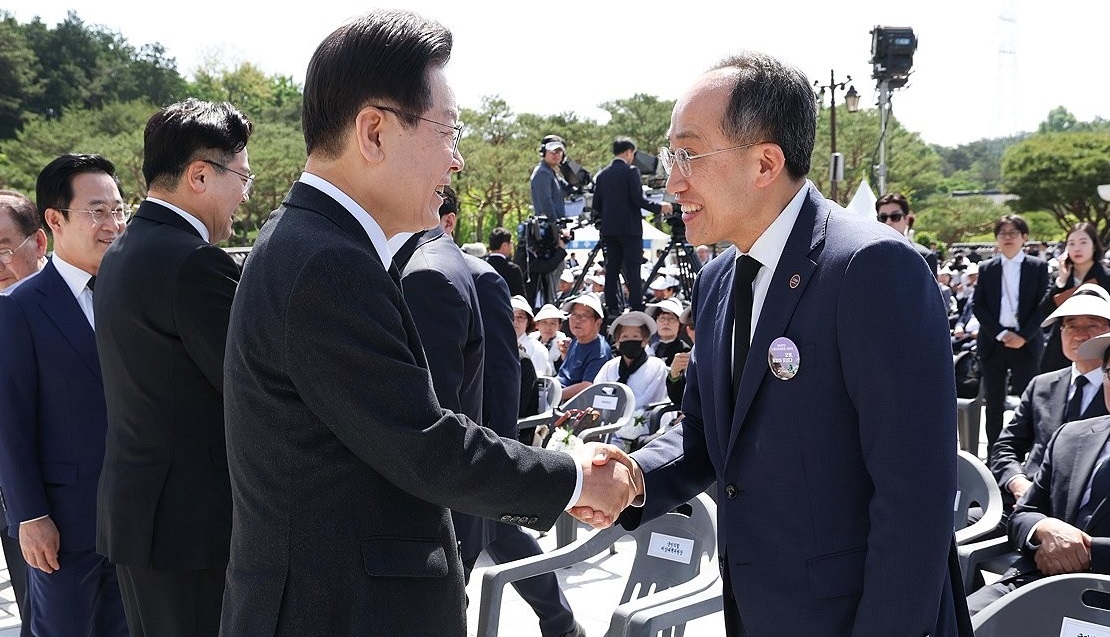 이재명 더불어민주당 대표(왼쪽)와 국민의힘 추경호 원내대표가 지난 5월 18일 광주시 북구 국립5·18민주묘지에서 열린 제44주년 5·18민주화운동 기념식에서 만나 악수하고 있다. /연합뉴스