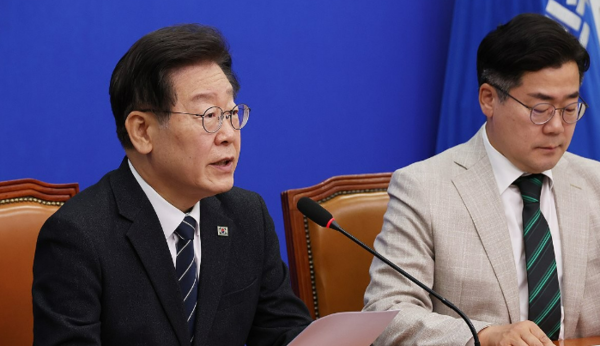 이재명 더불어민주당 대표가 21대 국회의 임기 내에 국민연금 개혁 논의를 마무리 짓자고 말했다. 사진은 24일 국회 최고회의에 참석한 이 대표 /연합뉴스