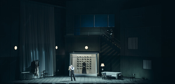 죽은 아내의 옷, 신발 그리고 머리 타래에 집착하는 파울의 모습 사진:국립오페라단 제공