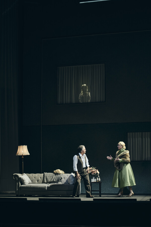 죽은 부인의 환영과 현실의 여인 사이에 선 남자 /사진=국립오페라단 제공