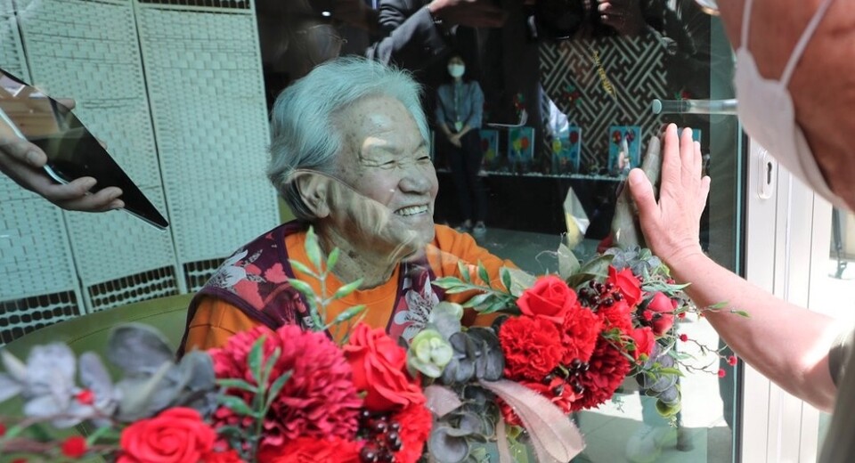 서울형 좋은돌봄 인증을 받은 요양원을 선택하면 최고의 요양원은 아닐 수 있어도 최소한 어르신 학대, 영양부족, 방치 등이 생기는 최악의 요양원은 피할 수 있다. 사진은 지난 2020년 대전보훈요양원 비접촉 안심 면회 창구에서 한 가족이 면회하고 있는 모습. 기사 내용과 무관함 /연합뉴스