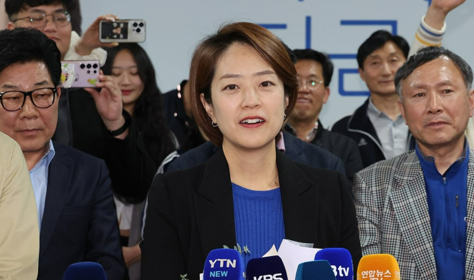 서울 광진을에 출마한 더불어민주당 고민정 후보가 11일 새벽 서울 광진구 아차산로에 마련한 본인의 선거사무소에서 당선이 유력해지자 취재진에 소감을 밝히고 있다. /연합뉴스