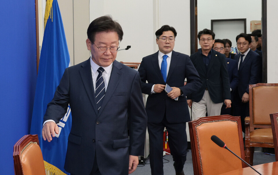 이재명 더불어민주당 대표가 25일 서울 여의도 국회에서 연금개혁 관련 기자회견을 위해 입장하고 있다. /연합뉴스