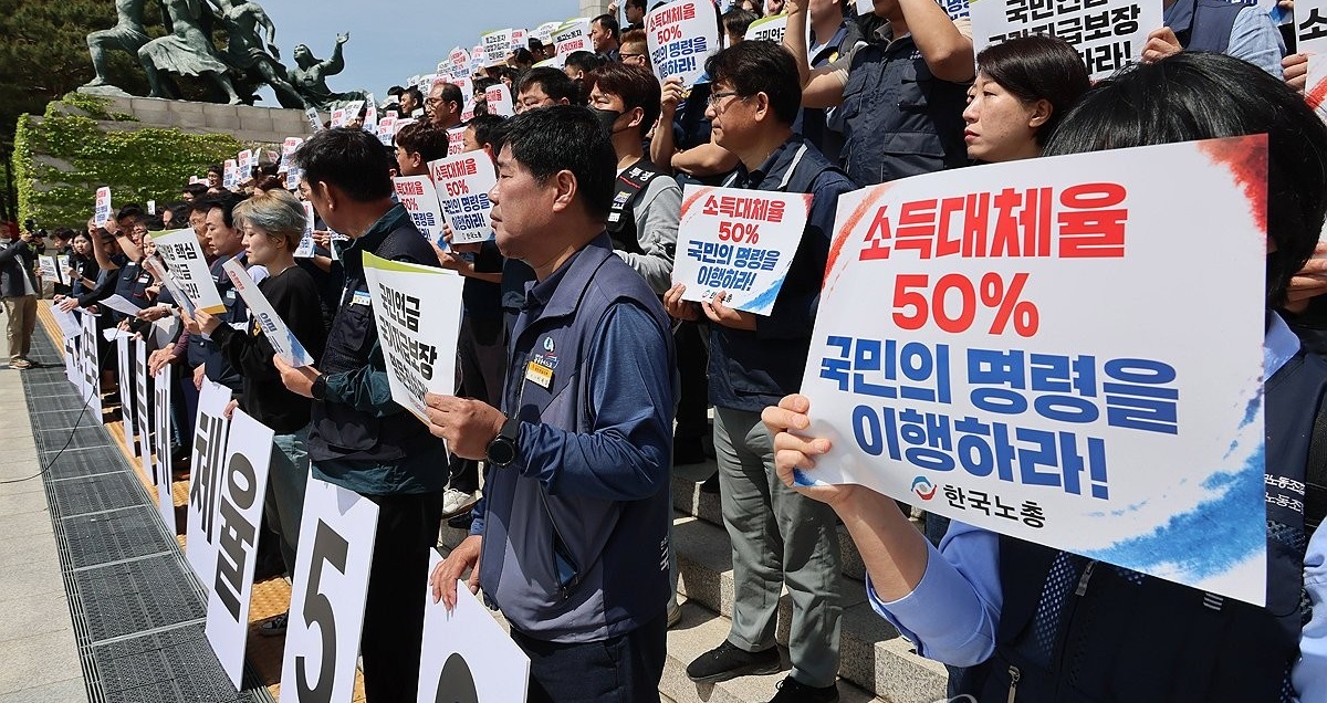 공적연금강화국민행동이 4월 23일 국회 본청 앞 계단에서 열린 '공론화 결과, 연금개혁에 대한 연금행동 입장발표' 기자회견에서 국민연금 국가 지급 명문화와 소득대체율 50% 보장 등을 촉구하고 있다. /연합뉴스