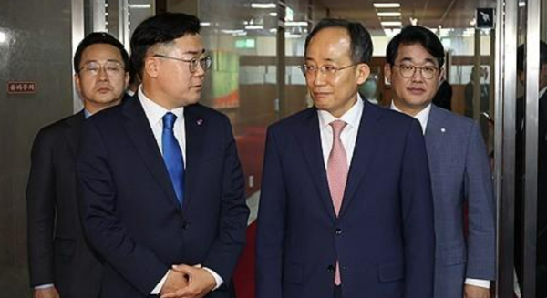 국민의힘 추경호 원내대표(오른쪽)와 더불어민주당 박찬대 원내대표가 27일 서울 여의도 국회에서 김진표 국회의장과 면담을 마치고 나와 취재진의 질문에 답하고 있다. /연합뉴스