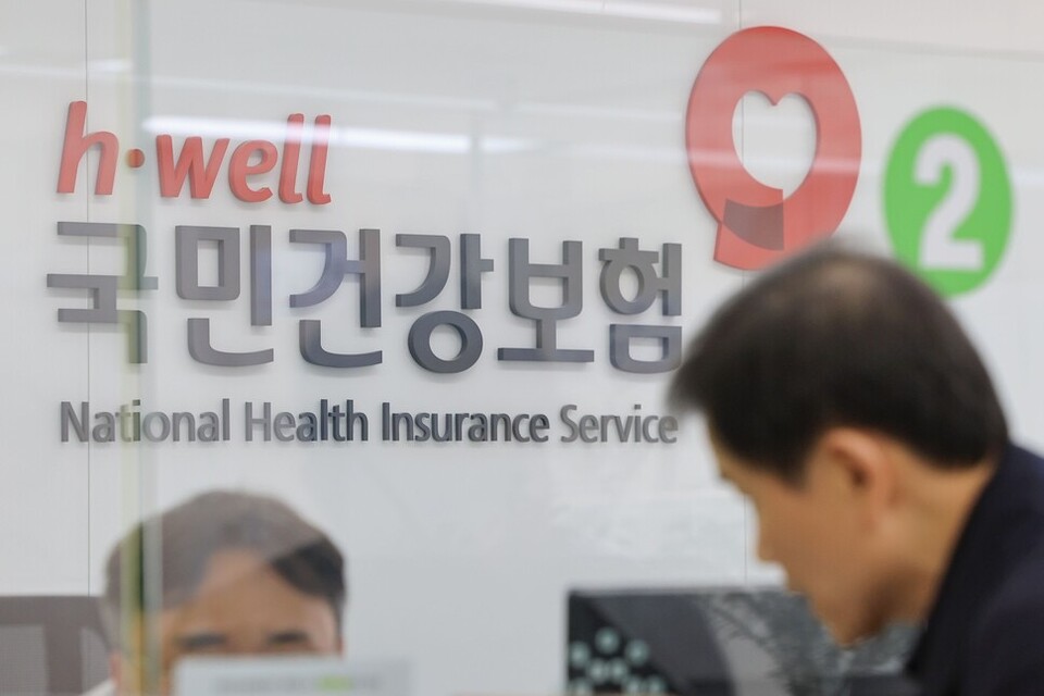 국민건강보험공단과 장기 요양기관은 똑같이 노인장기요양보험법(이하 '법')의 적용을 받지만 당연히 그 법에 대한 인식이 다를 것이다. 전자는 법을 권한의 근거로 인식할 것인 반면 후자는 이를 의무와 규제로 인식한다. /연합뉴스