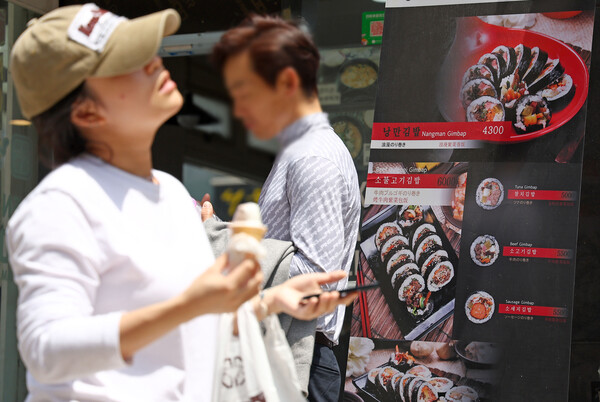 17일 서울 명동의 한 김밥 음식점 /연합뉴스