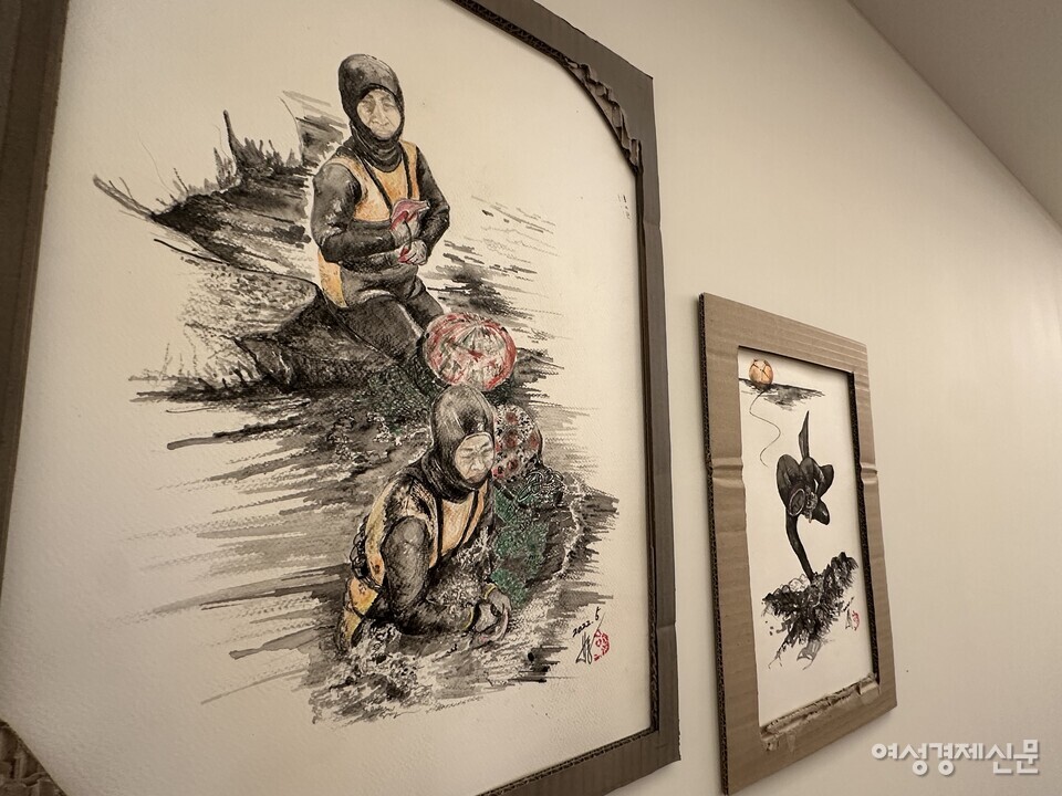 한익종 작가가 나무젓가락으로 그린 해녀 그림 /김정수 기자