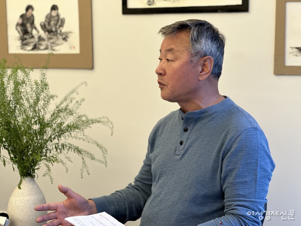  한 작가는 제주로 이사해 제주 해녀들 곁에서 해녀 그림 그리기, 환경보호 활동, ESG 전파 활동 등을 하고 있다. 해녀 그림 화가, 비치코밍아티스트, ESG 아티스트, 환경보호 활동가, 칼럼니스트, 생애 재설계 강사, 도시재생 컨설턴트 등 일명 ‘N잡러’로 누구보다 인생 3막을 즐기고 있다. /김정수 기자